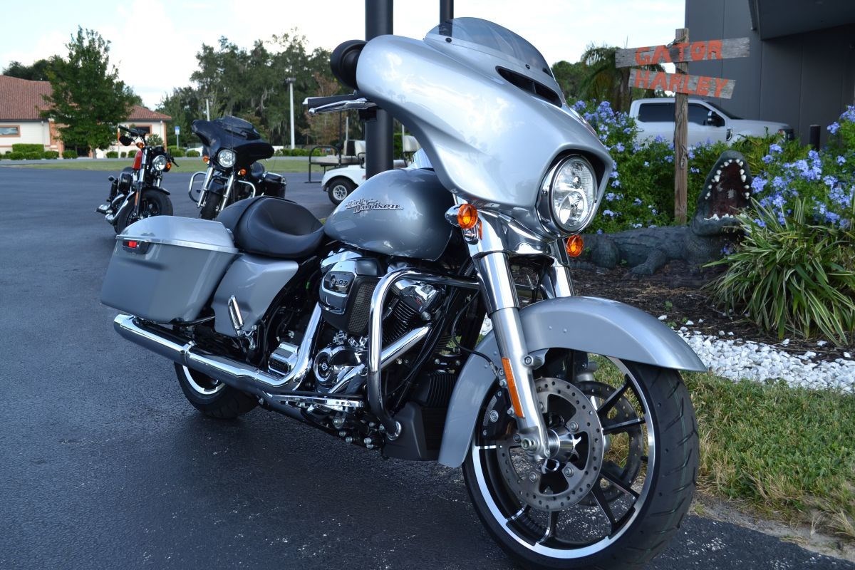 2020 HarleyDavidson® FLHX Street Glide® (Barracuda Silver), Leesburg, Florida (987569