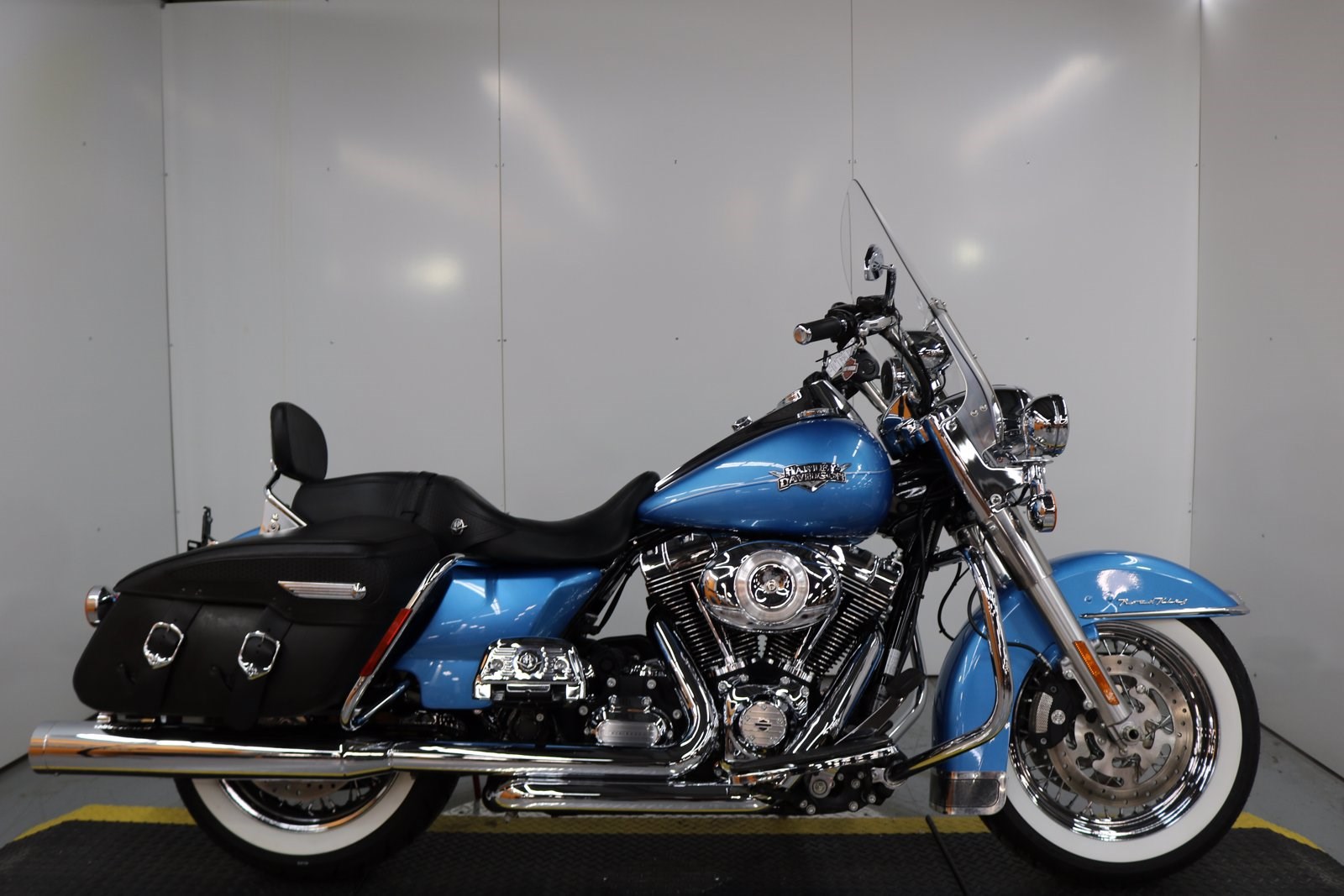 2011 HarleyDavidson® FLHRC Road King® Classic (Blue Pearl), Palm Bay