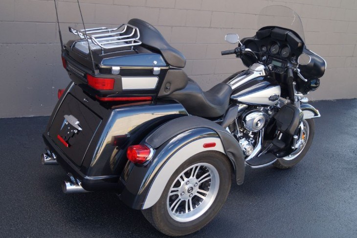 2013 Harley-Davidson® FLHTCUTG Tri Glide™ Ultra Classic® (MIDNIGHT