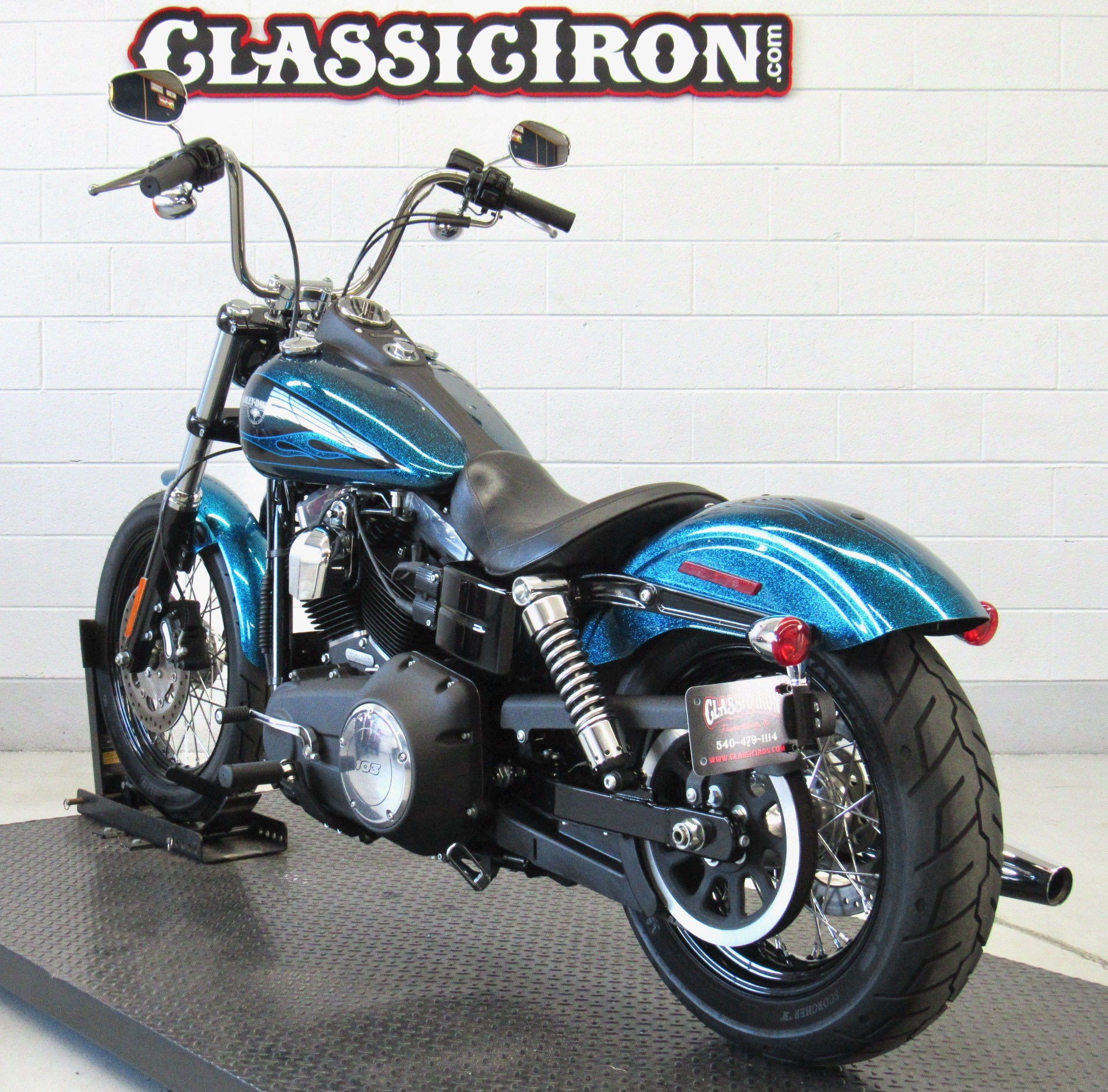 2016 HarleyDavidson® FXDB Dyna® Street Bob® (Hard Candy Cancun Blue