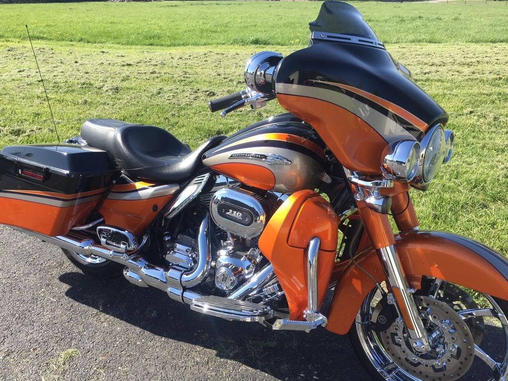 2011 HarleyDavidson® FLHXSE2 CVO™ Street Glide® (ORANGE & BLACK