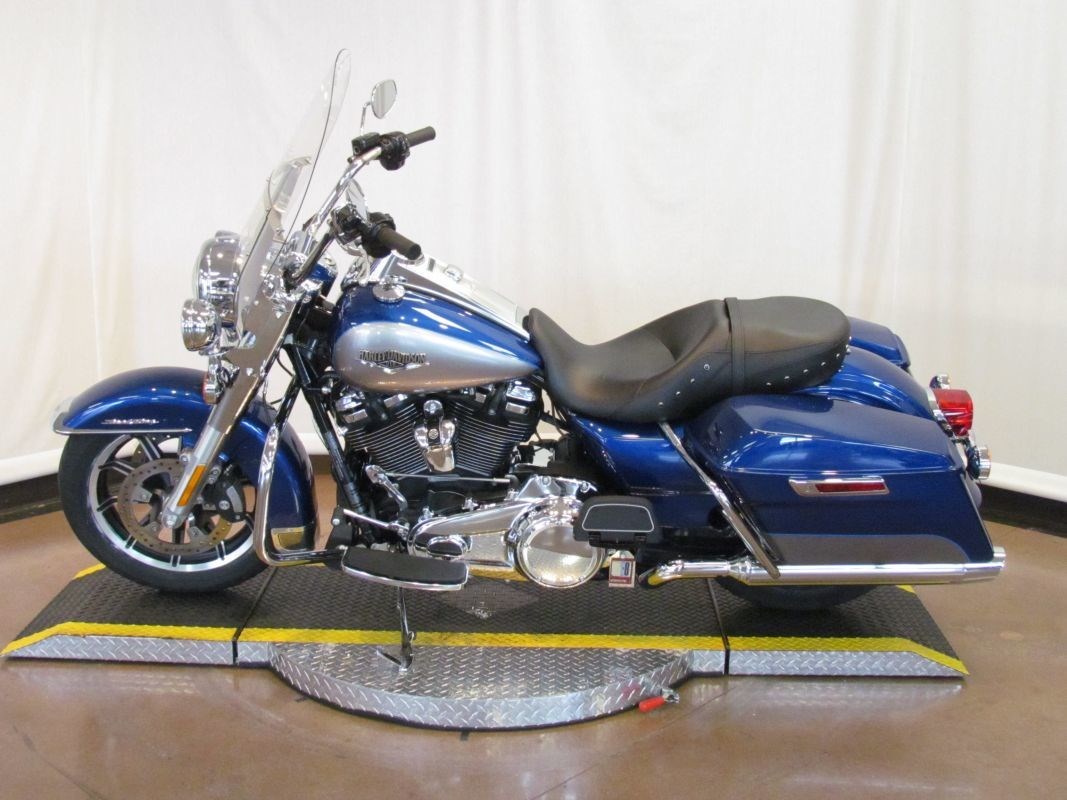 2017 HarleyDavidson® FLHR Road King® (TwoTone Superior Blue / Billet