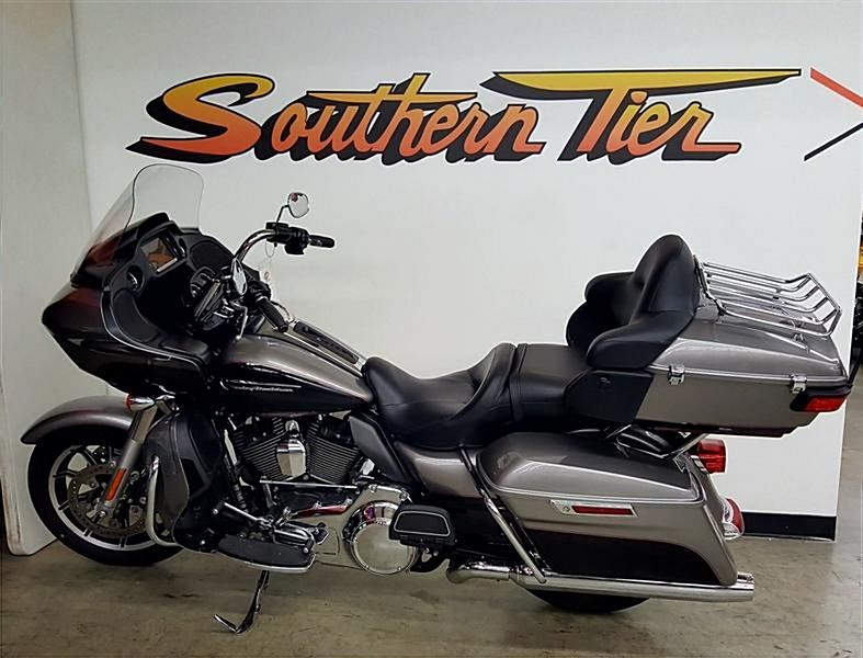 2016 Harley-Davidson® FLTRU Road Glide® Ultra (D39 BIL SLVR/V BLK W