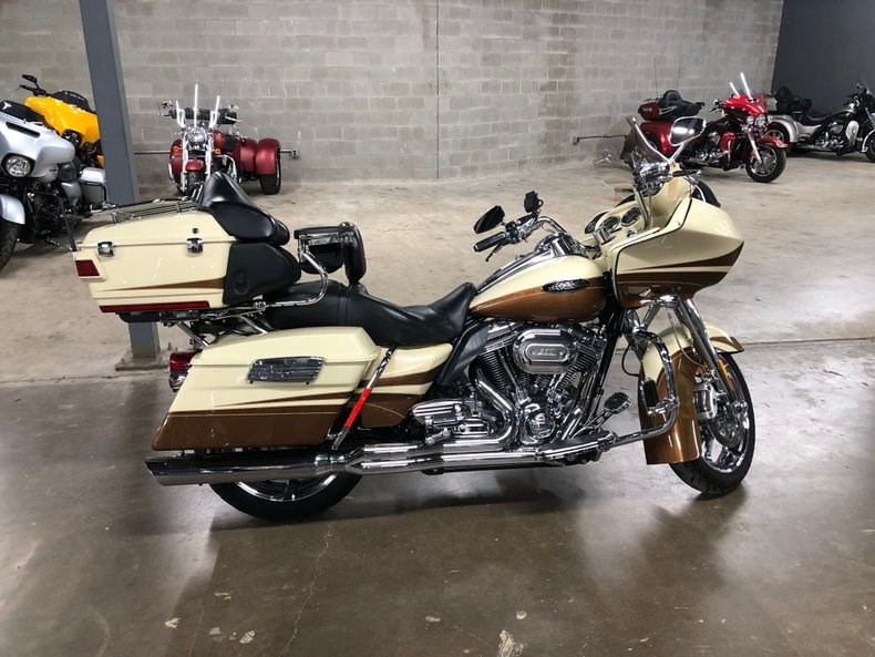 2011 HarleyDavidson® FLTRUSE CVO™ Road Glide® Ultra (Frosted Ivory