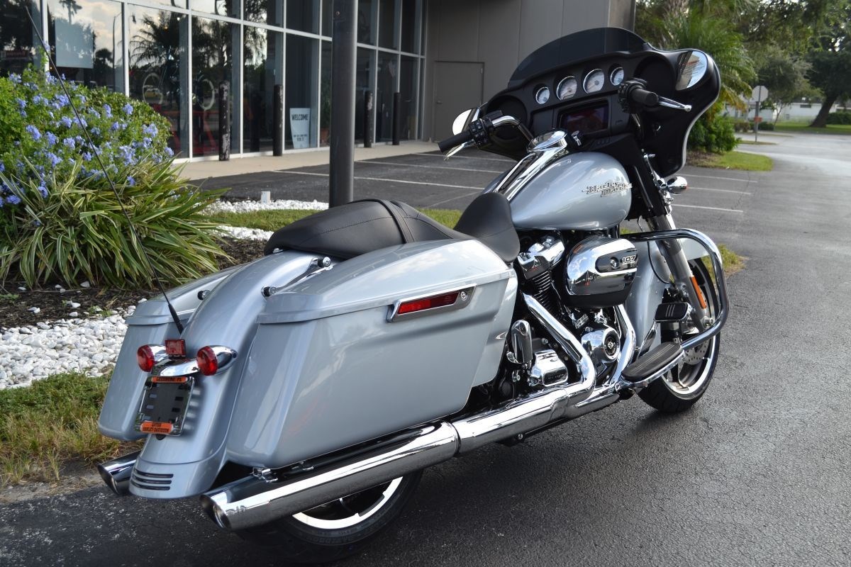 2020 HarleyDavidson® FLHX Street Glide® (Barracuda Silver), Leesburg, Florida (987569