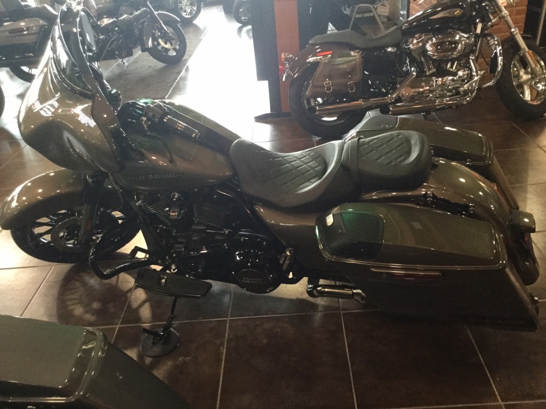 2021 HarleyDavidson® FLHXSE CVO™ Street Glide® (BRONZE ARMOR W