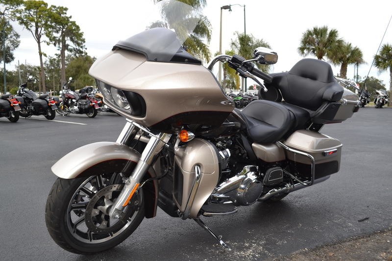 2018 HarleyDavidson® FLTRU Road Glide® Ultra (Silver Fortune and