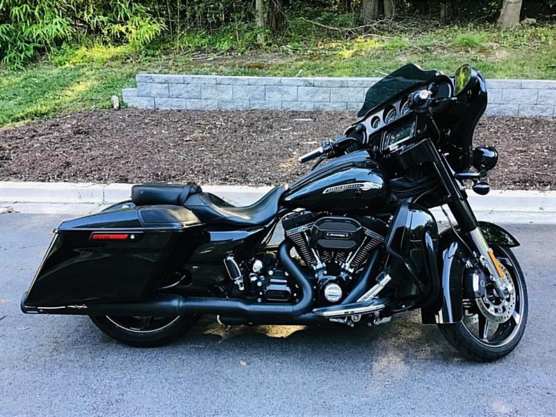 2016 HarleyDavidson® FLHXSE CVO™ Street Glide® (CARBON CRYSTAL
