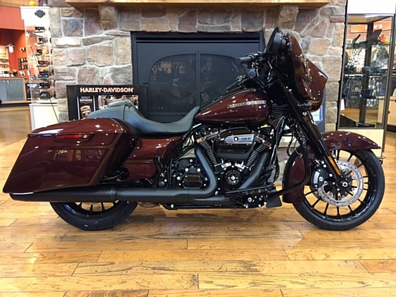 2018 HarleyDavidson® FLHXS Street Glide® Special (Twisted Cherry