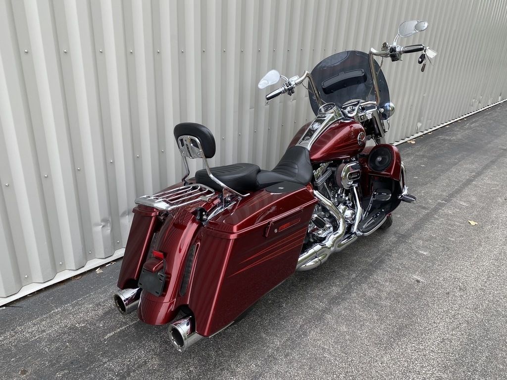 2013 HarleyDavidson® FLHRSE5 CVO™ Road King® (Burgundy Blaze w/Hot