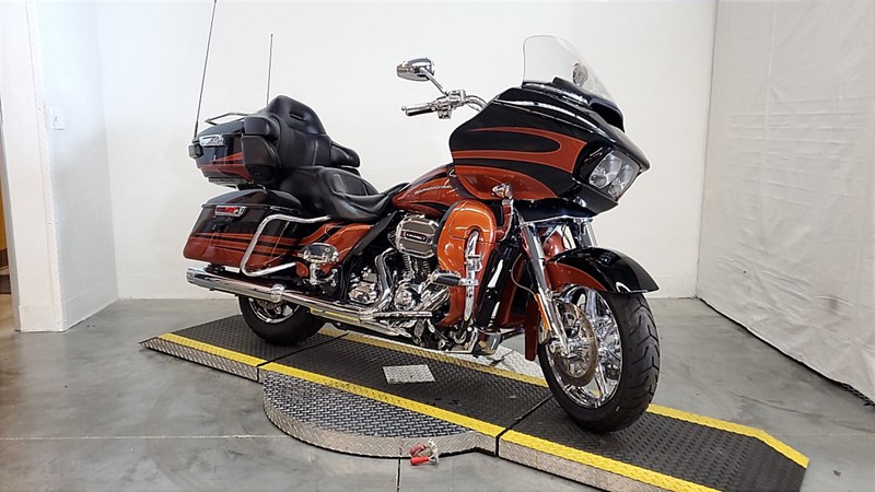 2015 Harley-Davidson® FLTRUSE CVO™ Road Glide® Ultra (ORANGE/BLACK