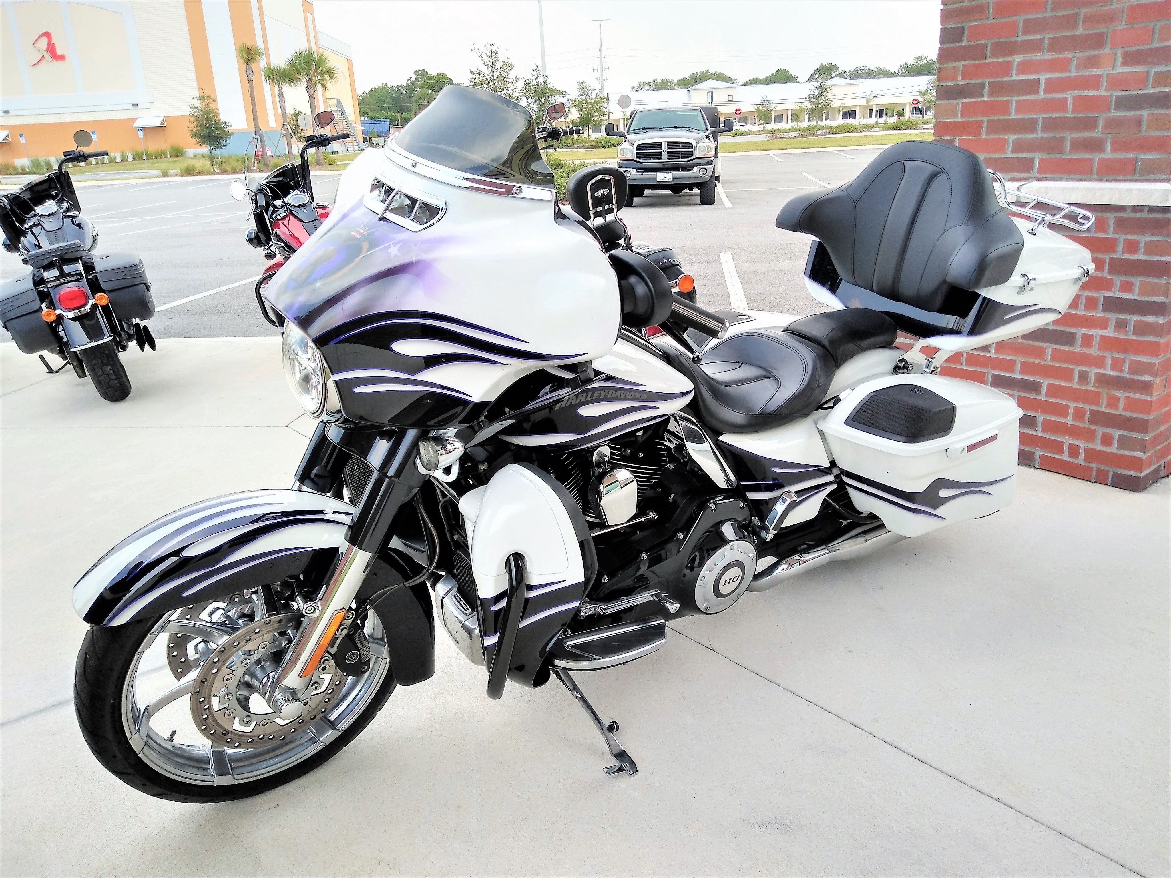 2016 Harley-Davidson® FLHXSE CVO™ Street Glide® (White Amethyst with