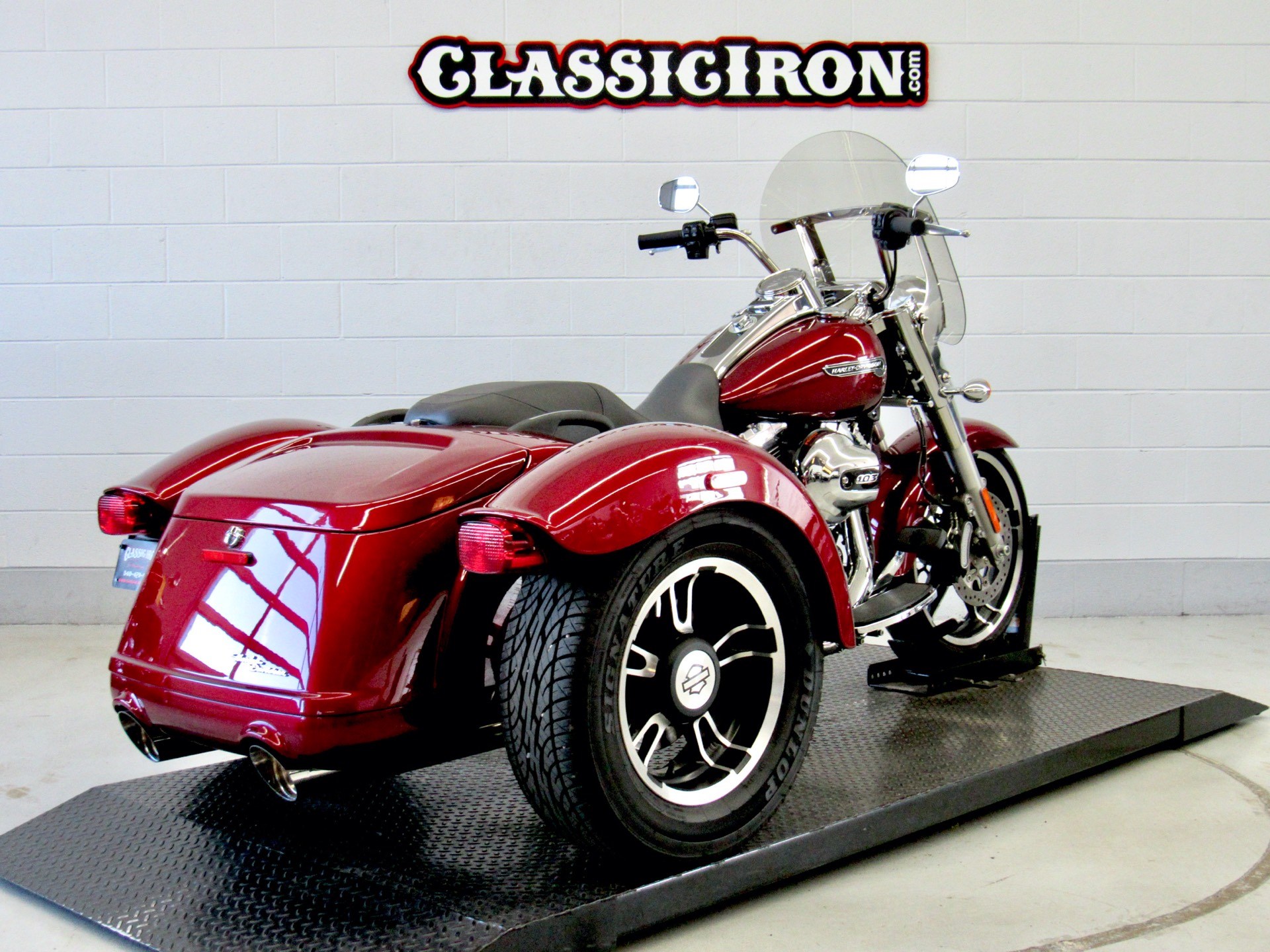 2016 HarleyDavidson® FLRT Freewheeler™ (Velocity Red Sunglo