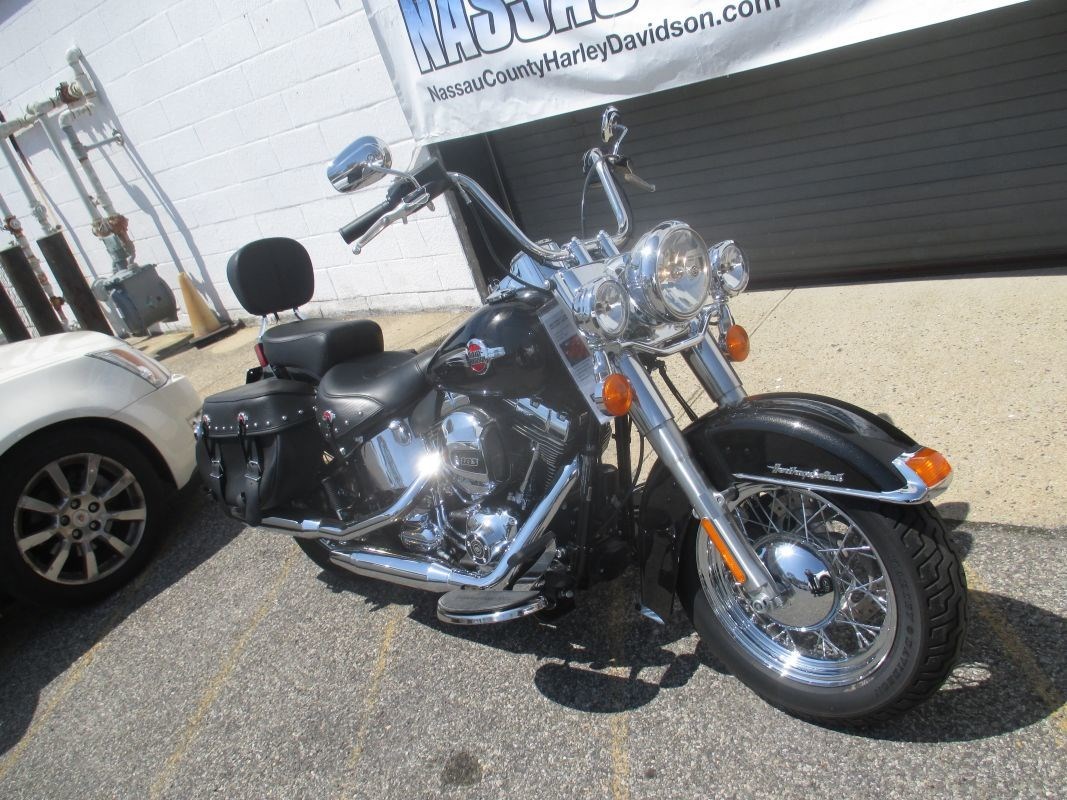 2017 HarleyDavidson® FLSTC Heritage Softail® Classic (Black Quartz