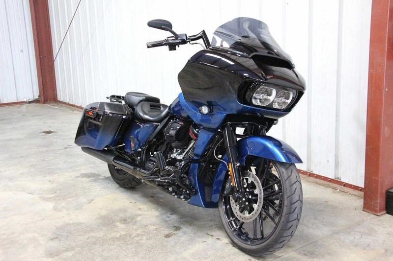 2019 HarleyDavidson® FLTRXSE CVO™ Road Glide® (MAKO SHARK FADE), Yuba City, California (1003934