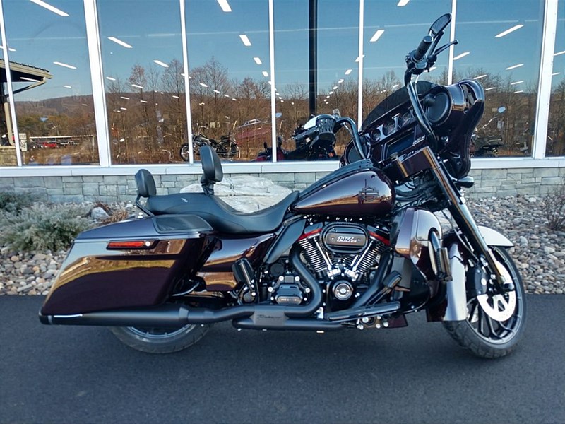 2019 HarleyDavidson® FLHXSE CVO™ Street Glide® (Black Forest