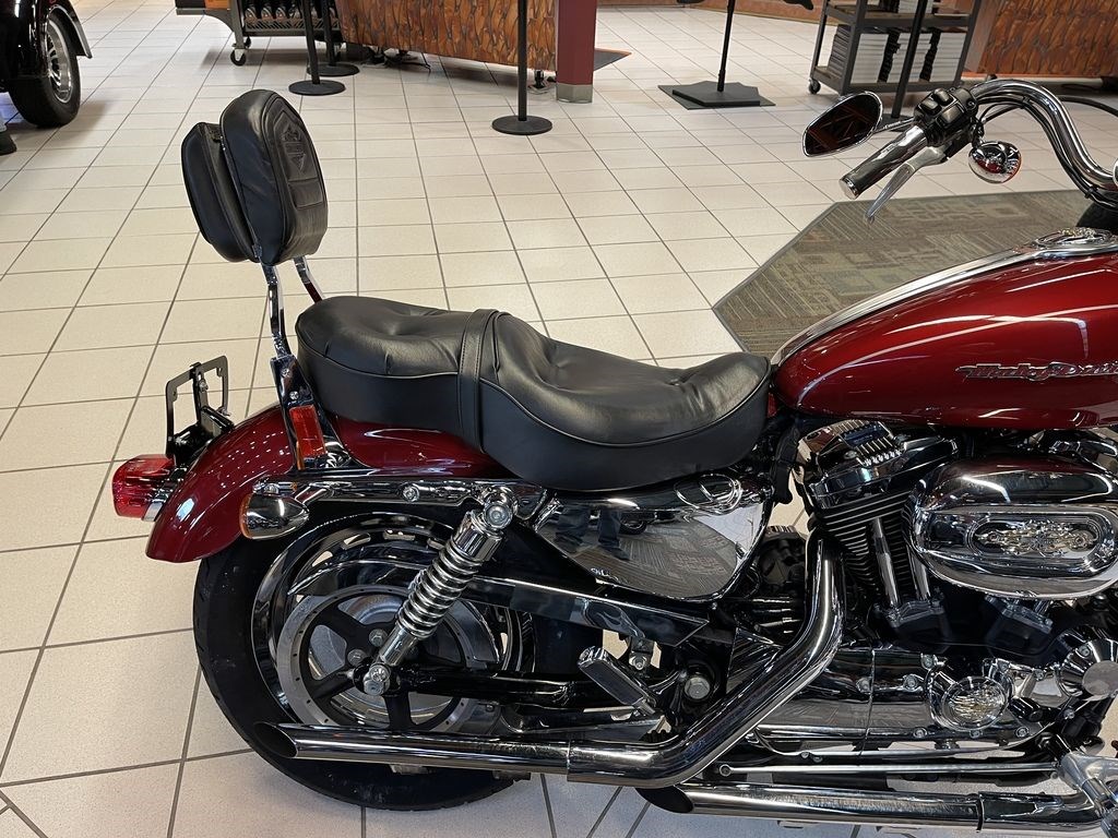 2006 HarleyDavidson® XL1200C Sportster® 1200 Custom (FIRE RED PEARL