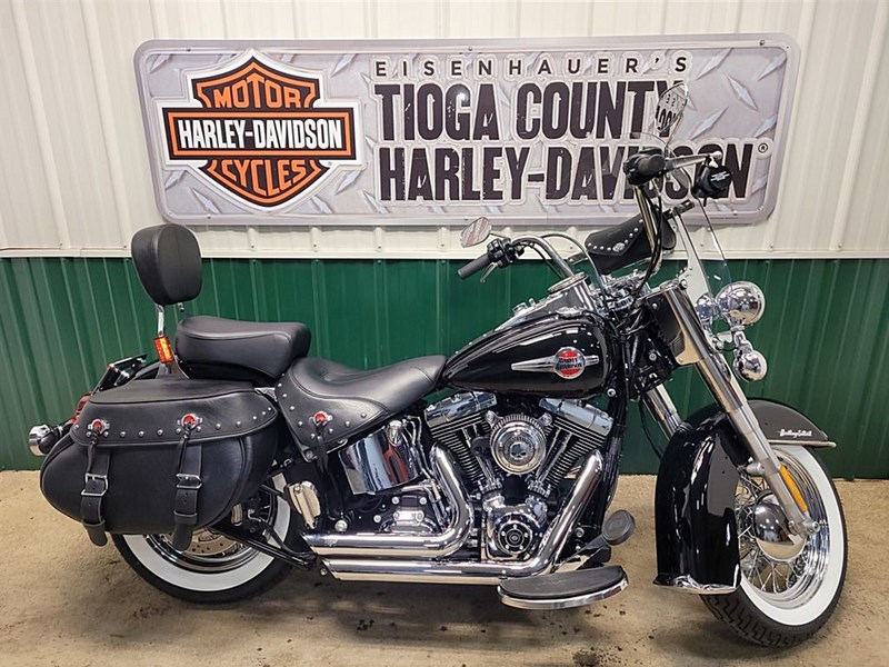 2017 HarleyDavidson® FLSTC Heritage Softail® Classic (Vivid Black