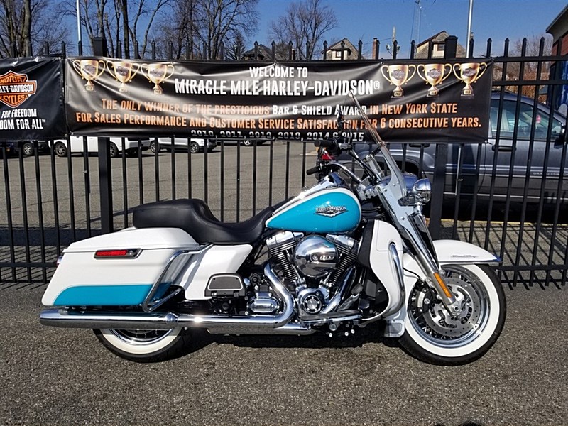 2016 HarleyDavidson® FLHR Road King® (Crushed Ice Pearl/Teal), Great