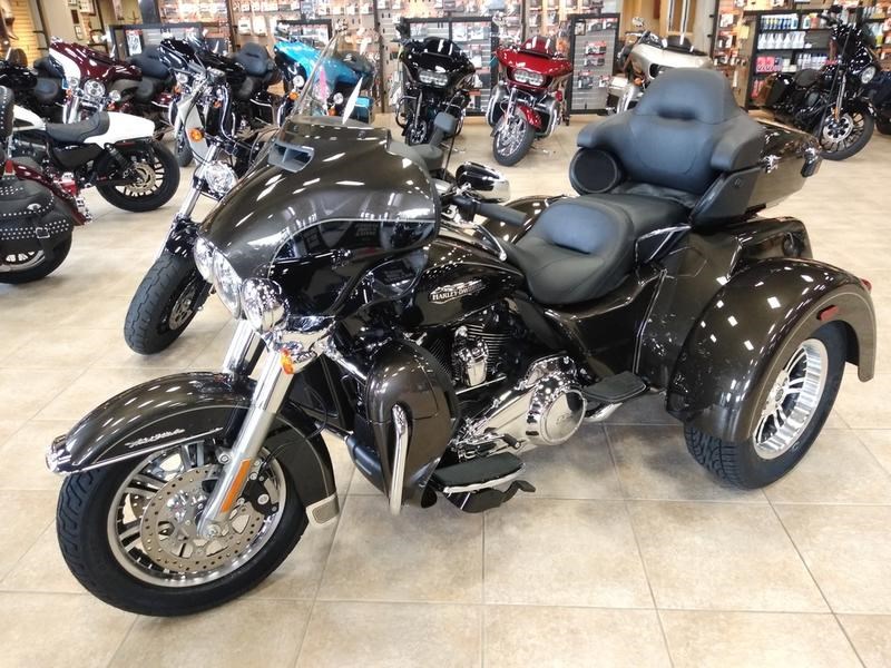 2020 HarleyDavidson® FLHTCUTG Tri Glide® Ultra (River Rock Gray/Vivid