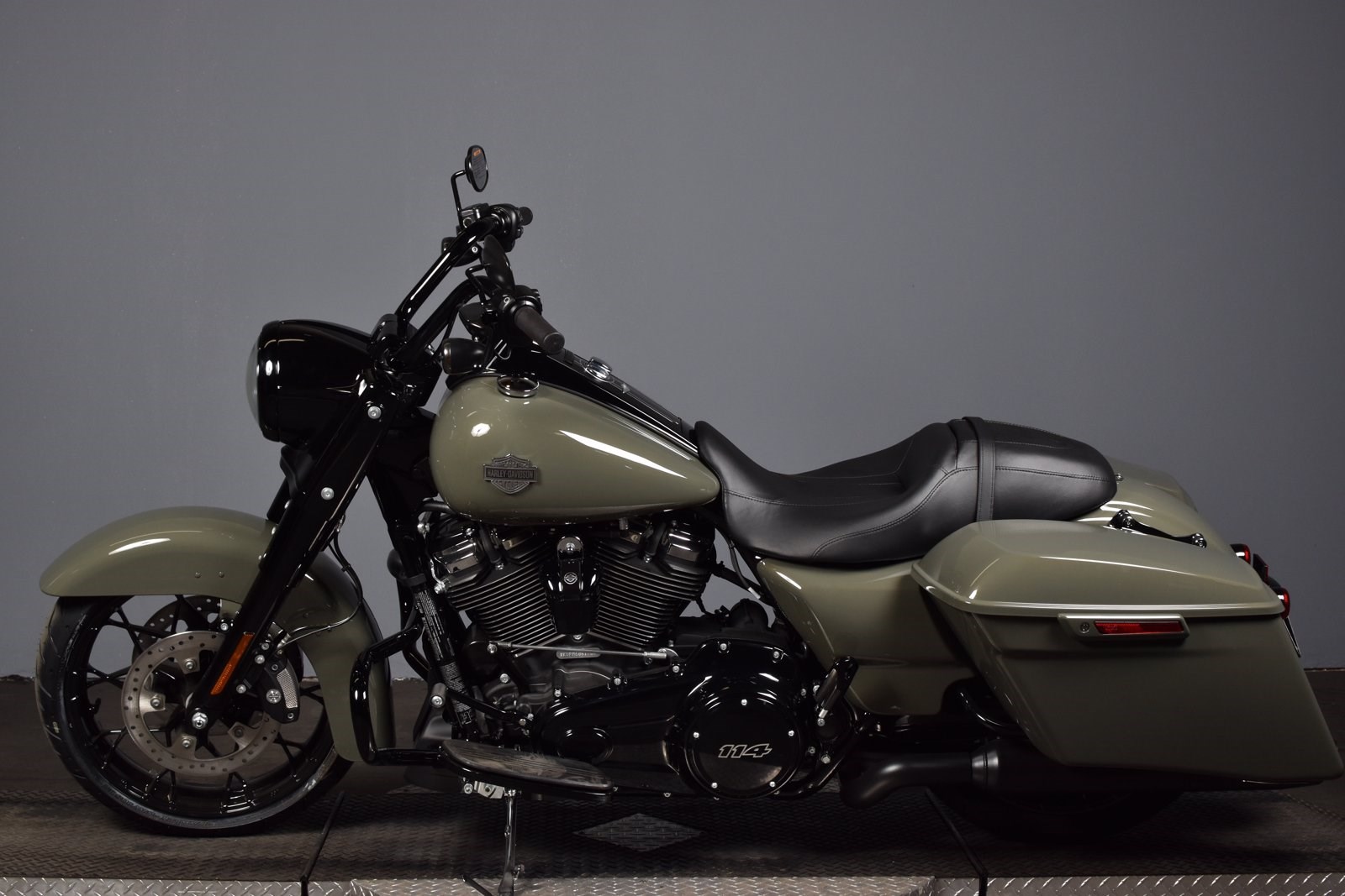 2021 HarleyDavidson® FLHRXS Road King® Special (Deadwood Green), Palm