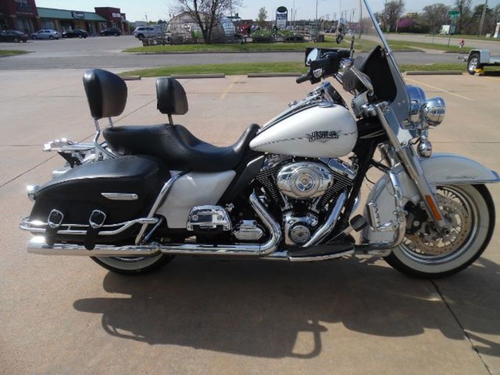 2012 HarleyDavidson® FLHRC Road King® Classic (WHITE HOT PEARL