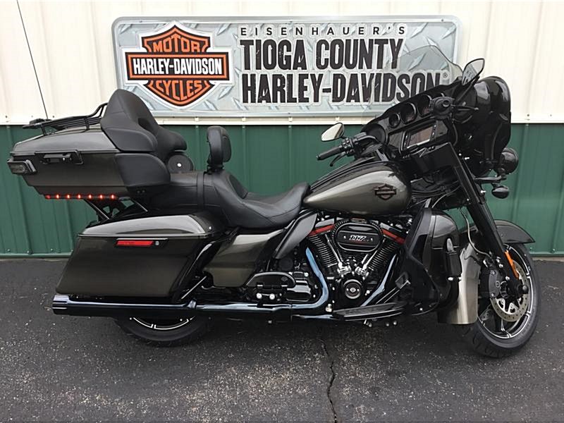 2018 HarleyDavidson® FLHTKSE CVO™ Limited (Black Earth Fade