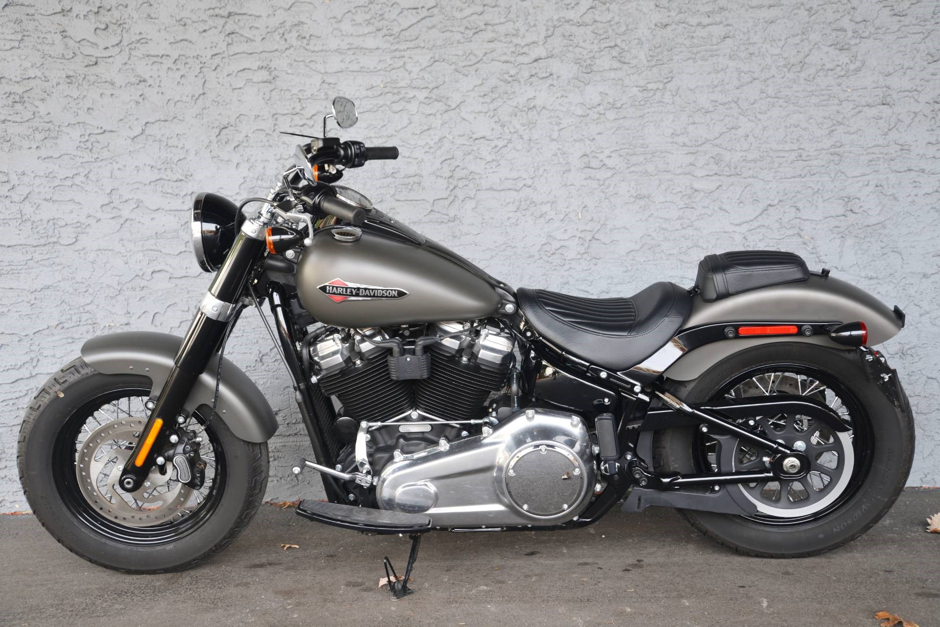 2018 HarleyDavidson® FLSL Softail® Slim® (INDUSTRIAL GRAY DENIM), Lakewood, New Jersey (993068