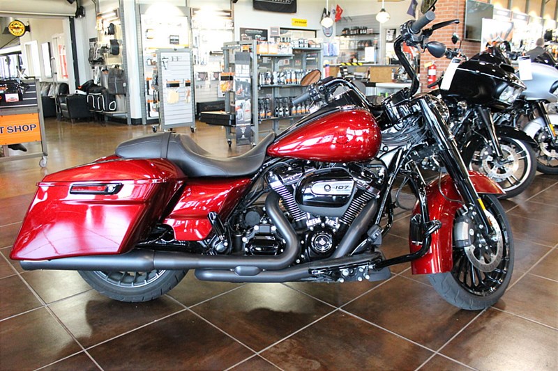 2017 HarleyDavidson® FLHRXS Road King® Special (Hard Candy Hot Rod Red