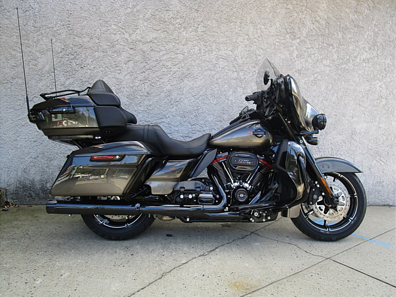 2018 HarleyDavidson® FLHTKSE CVO™ Limited (Black Earth Fade), Rahway