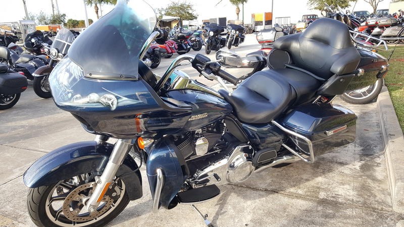 2016 Harley-Davidson® FLTRU Road Glide® Ultra (Cosmic Blue Pearl), Palm