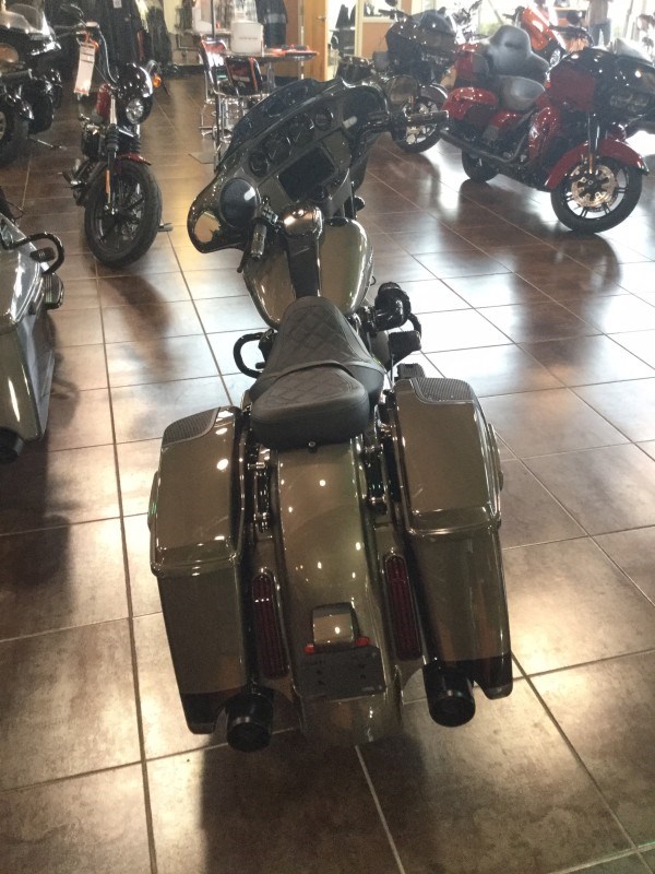 2021 HarleyDavidson® FLHXSE CVO™ Street Glide® (BRONZE ARMOR W