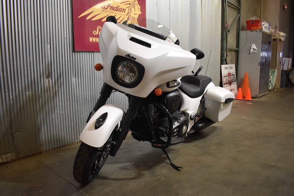 2019 Indian® Motorcycle Chieftain® Dark Horse® (WHITE SMOKE), Sioux