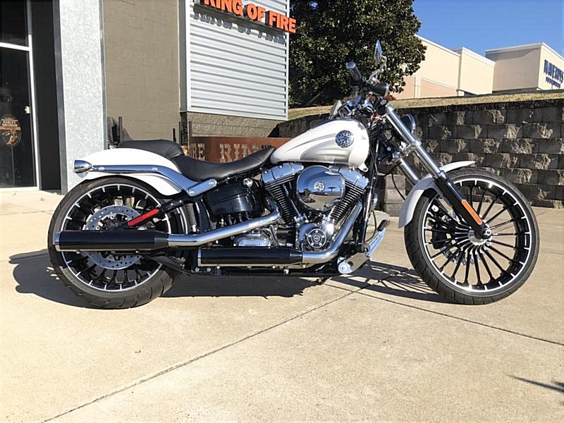 2017 HarleyDavidson® FXSB Softail® Breakout™ (Crushed Ice Denim), Madison, Tennessee (982220