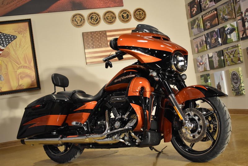 2017 HarleyDavidson® FLHXSE CVO™ Street Glide® (SUNBURST ORANGE