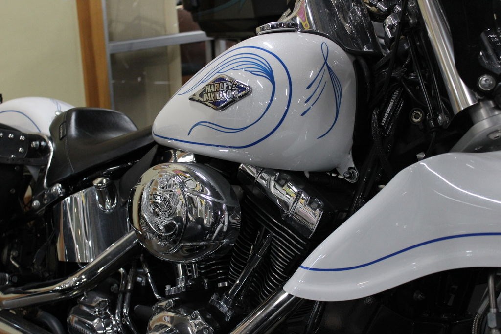 2013 HarleyDavidson® FLSTC Heritage Softail® Classic (WHITE HOT PEARL