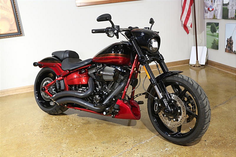 2017 HarleyDavidson® FXSE CVO™ Pro Street Breakout® (SCORCHED APPLE/STARFIRE BLACK), Woodstock