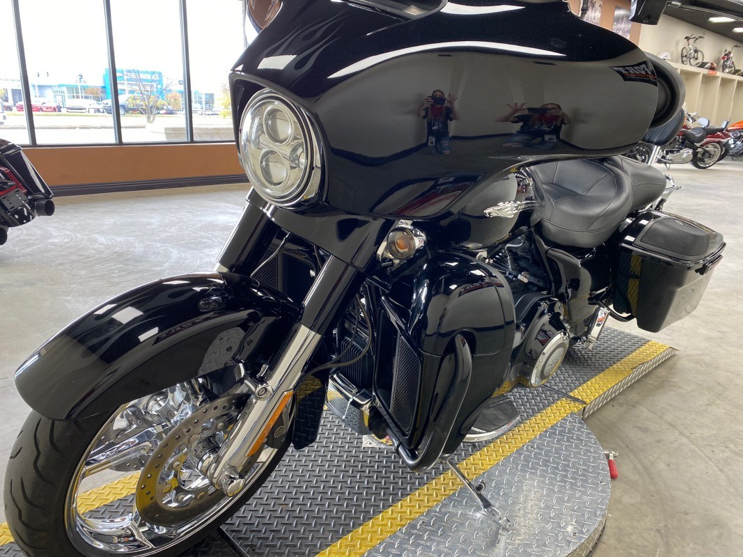 2015 HarleyDavidson® FLHXSE CVO™ Street Glide® (Carbon Crystal with