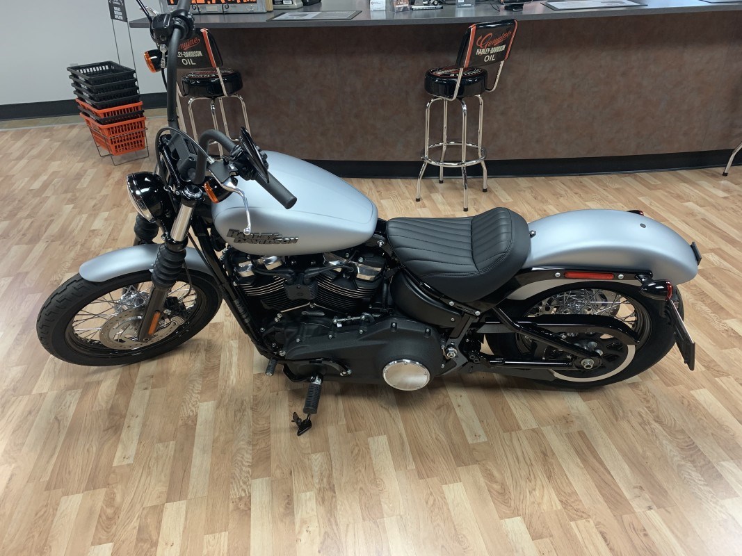 2020 HarleyDavidson® FXBB Street Bob® (Barracuda Silver Denim), Appleton, Wisconsin (998319