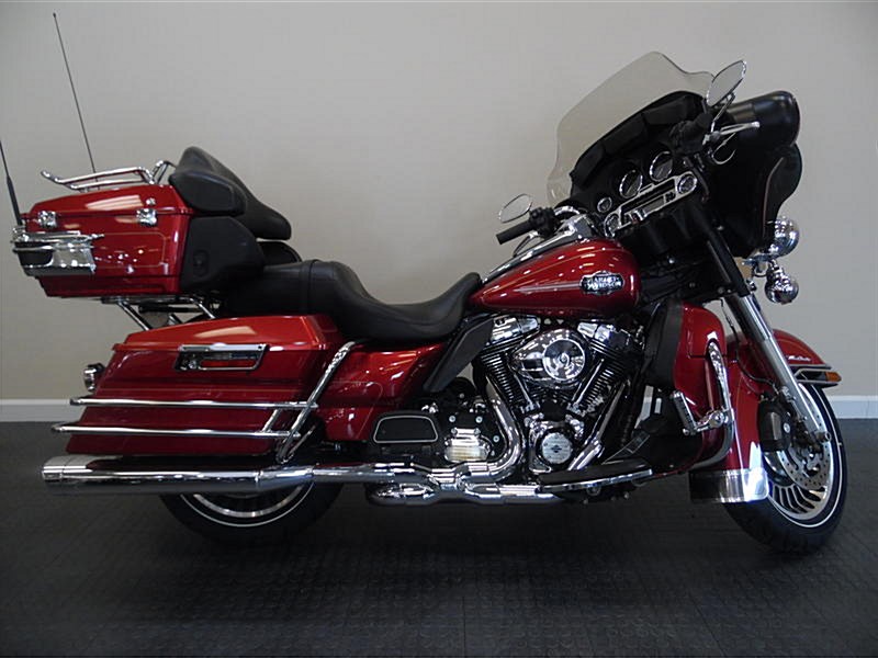 2012 HarleyDavidson® FLHTCU Ultra Classic® Electra Glide® (Ember Red Sunglo), Janesville