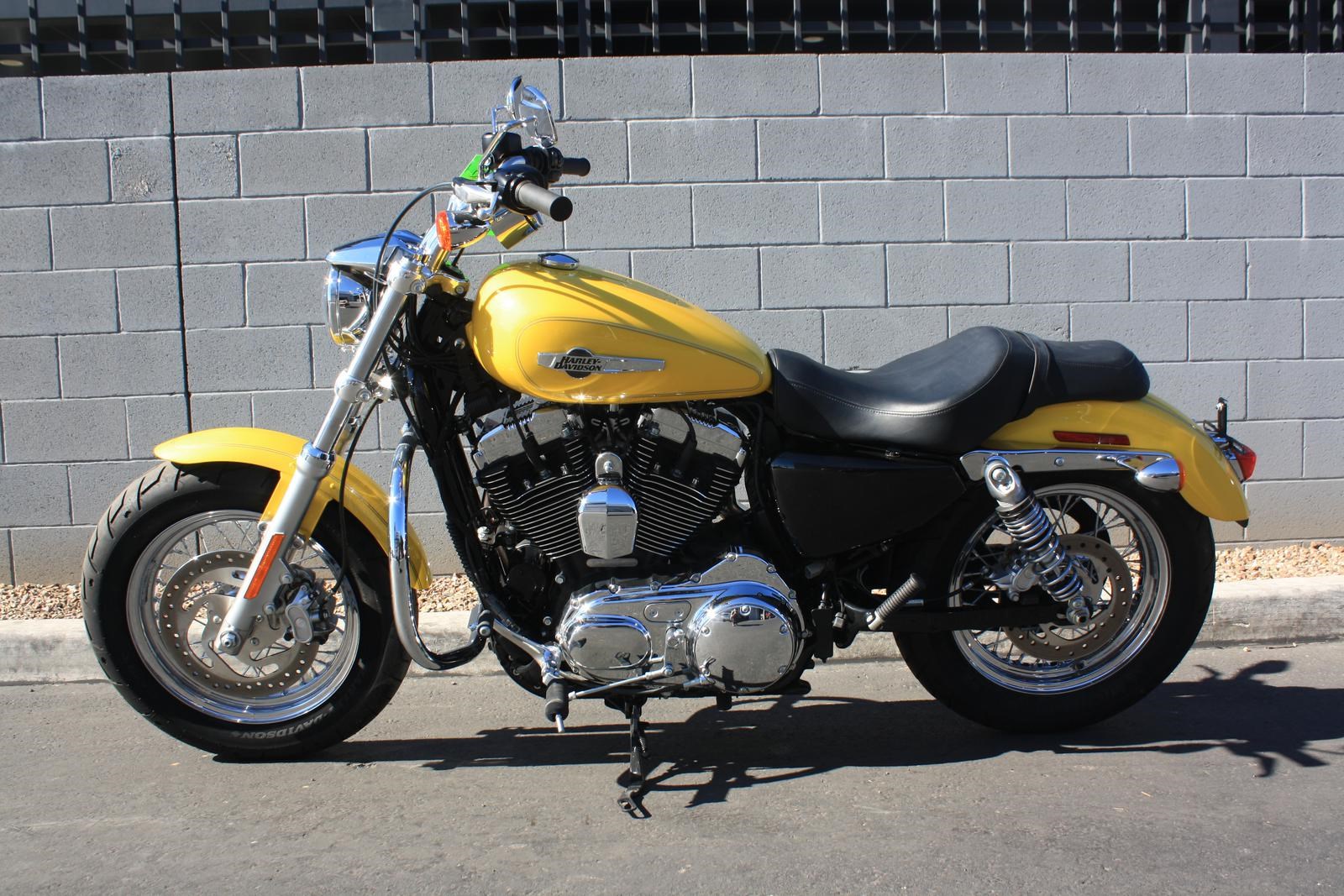 2017 HarleyDavidson® XL1200C Sportster® 1200 Custom (Corona Yellow