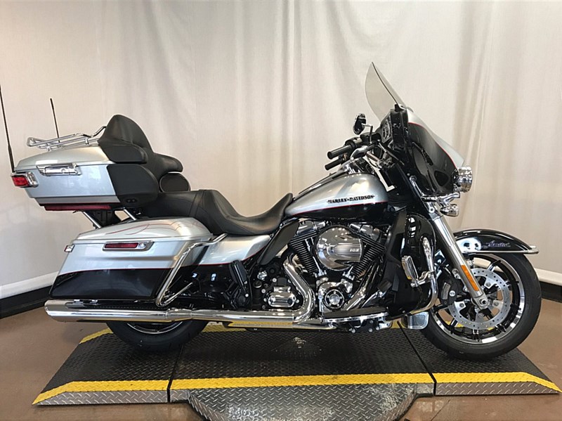 2015 HarleyDavidson® FLHTKL Ultra Limited Low (TwoTone Brilliant