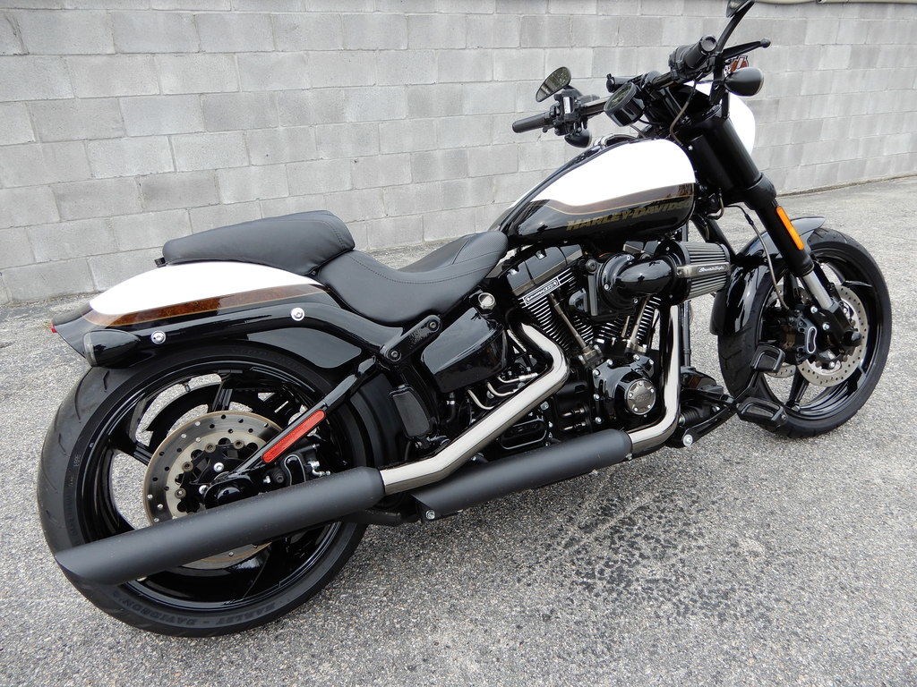 2017 Harley-Davidson® FXSE CVO™ Pro Street Breakout® (CVO WHITE GOLD