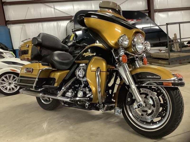 2008 HarleyDavidson® FLHTCU/I Ultra Classic® Electra Glide® (Gold