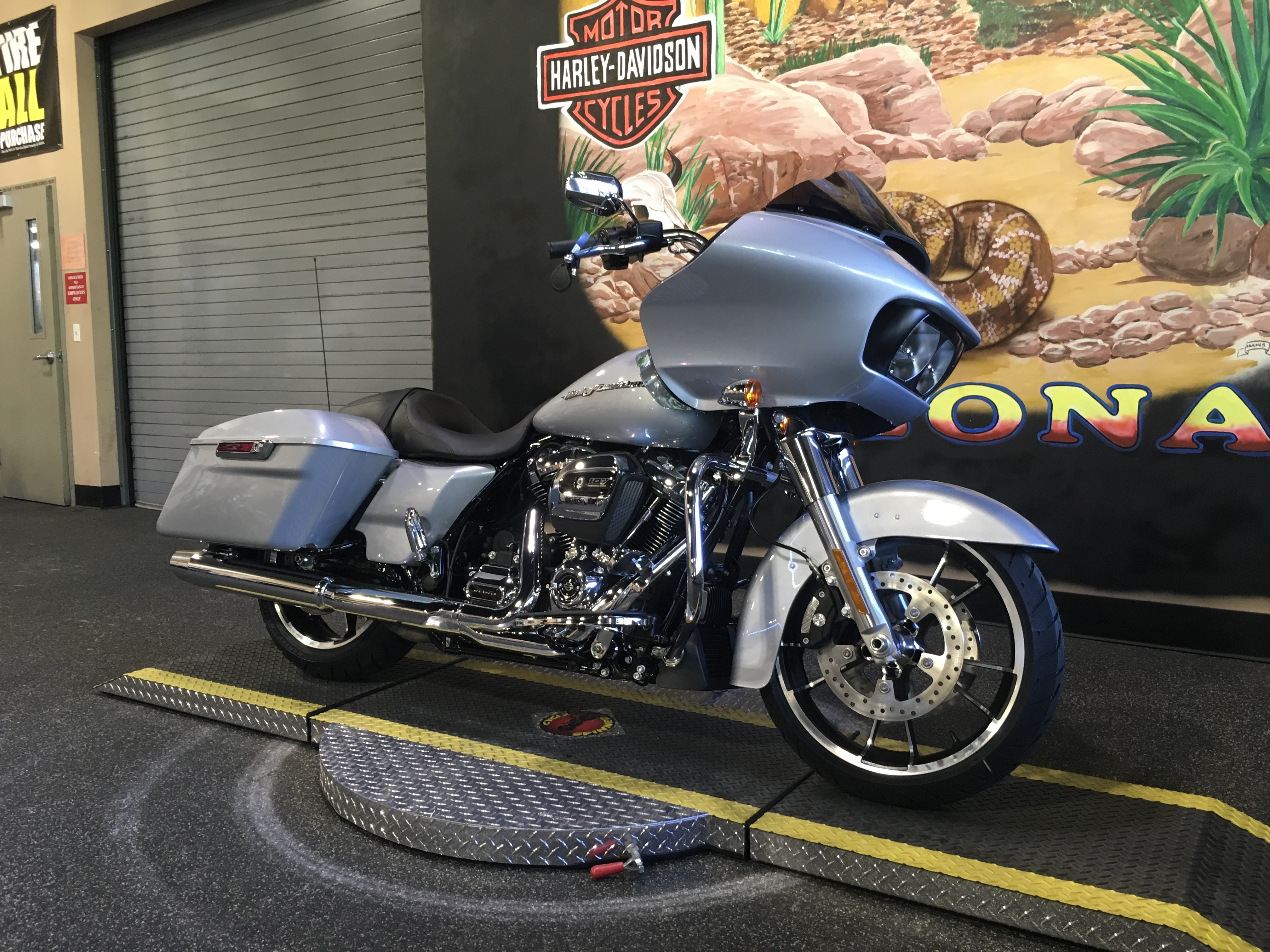 2020 HarleyDavidson® FLTRX Road Glide® (BARRACUDA SILVER), TUCSON, Arizona (998035