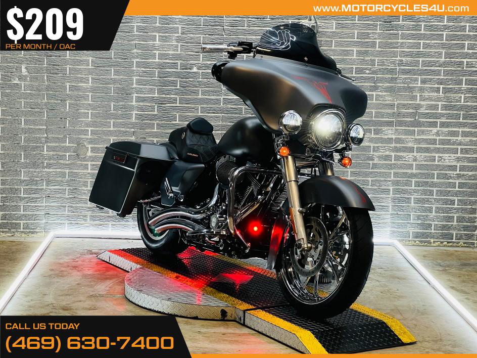 Street Glide®