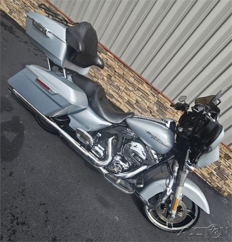 Street Glide®