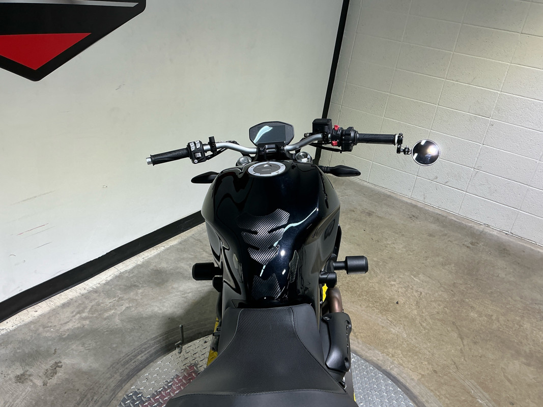 Monster 821