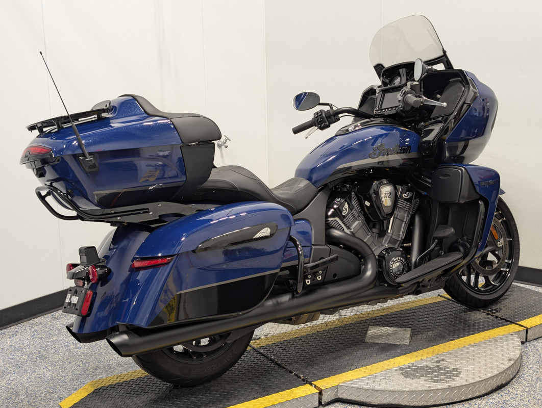 Pursuit Dark Horse 112