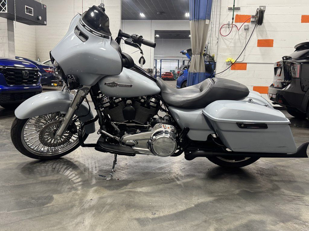 Street Glide®